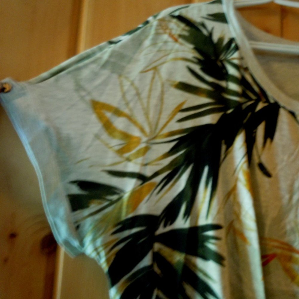 Women's EUC!! Democracy Tie Knot Palm Fronds Summer Fun Top